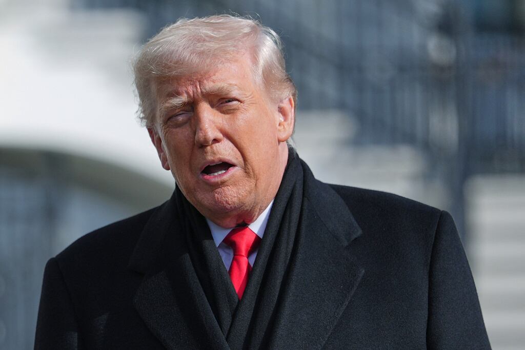 El presidente Donald Trump habla con la prensa antes de abordar el Marine One en el Jardín Sur de la Casa Blanca, el martes 27 de enero de 2026, en Washington. (Foto AP/Evan Vucci)