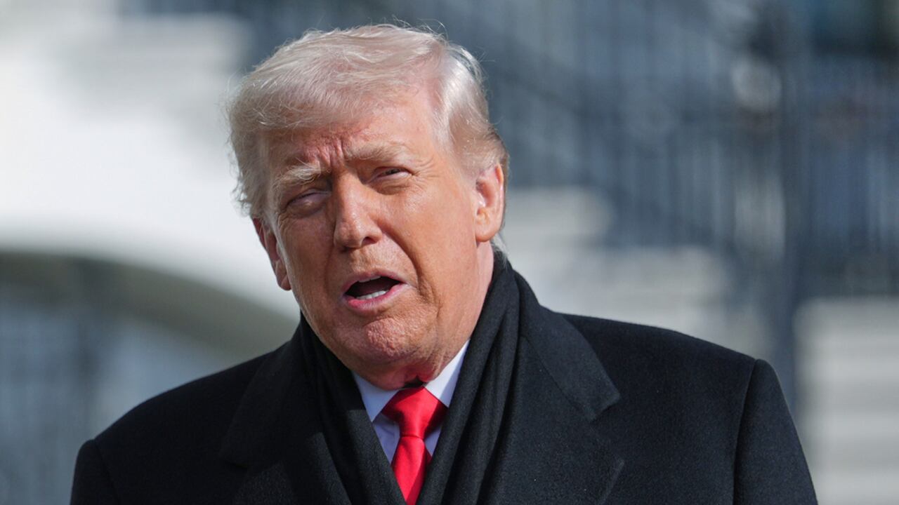El presidente Donald Trump habla con la prensa antes de abordar el Marine One en el Jardín Sur de la Casa Blanca, el martes 27 de enero de 2026, en Washington. (Foto AP/Evan Vucci)