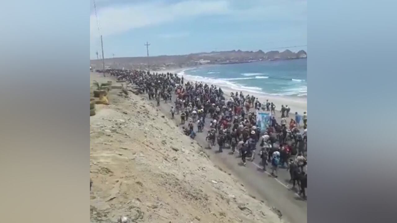 Elevado número de mineros de Arequipa se dirige a Lima potestas por destitución de Pedro Castillo.