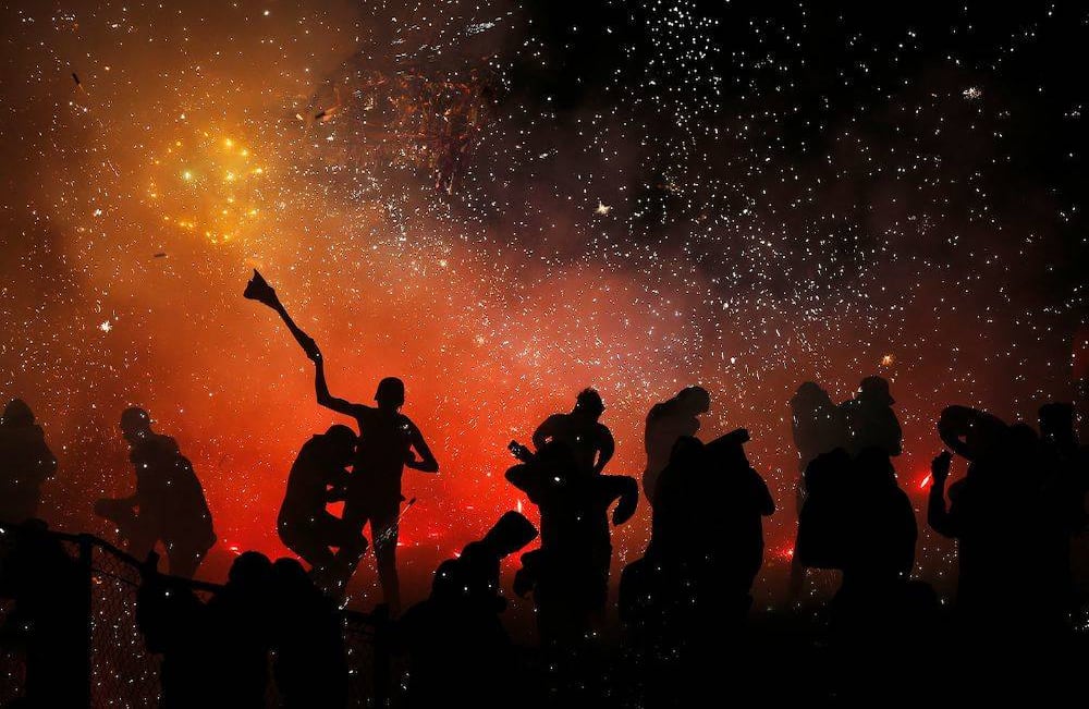 Habitantes del barrio Santiago Teyuhalco de Tultepec juegan alrededor de un enorme toro de papel maché en llamas lleno de fuegos artificiales, el 30 de julio de 2018. El año anterior hubo 40 accidentes con fuegos artificiales en el estado de México, donde se encuentra Tultepec. (Foto AP / Marco Ugarte)