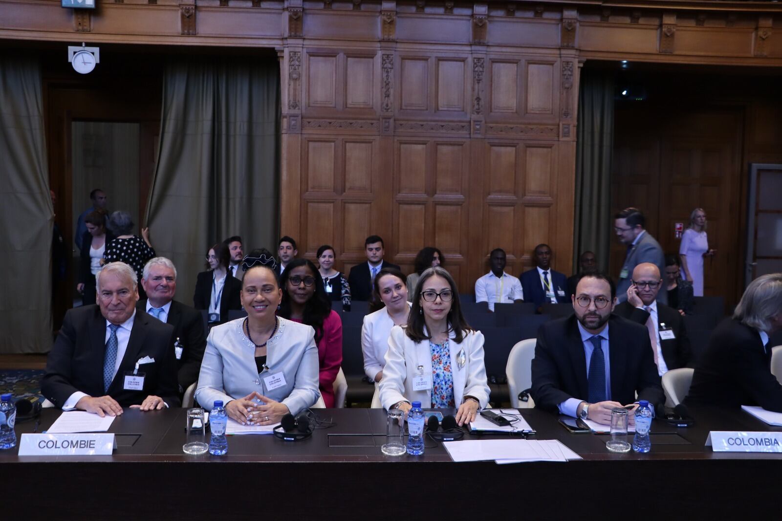 El equipo de representantes de Colombia en La Haya.