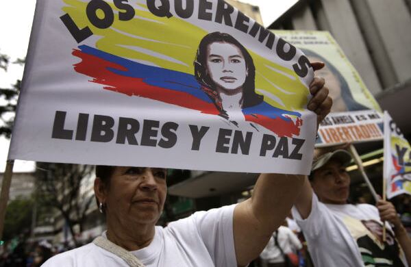En el Día Nacional de la Solidaridad con nuestras Víctimas, las familias de los desaparecidos, secuestrados y asesinados también marcharon. Daniel Reina Romero / SEMANA
