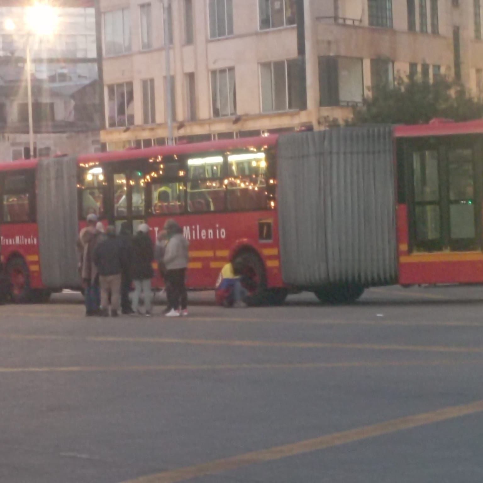 Vándalos pinchan las llanas de los buses de TransMilenio