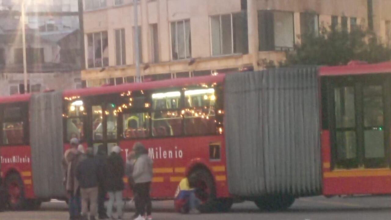 Vándalos pinchan las llanas de los buses de TransMilenio.