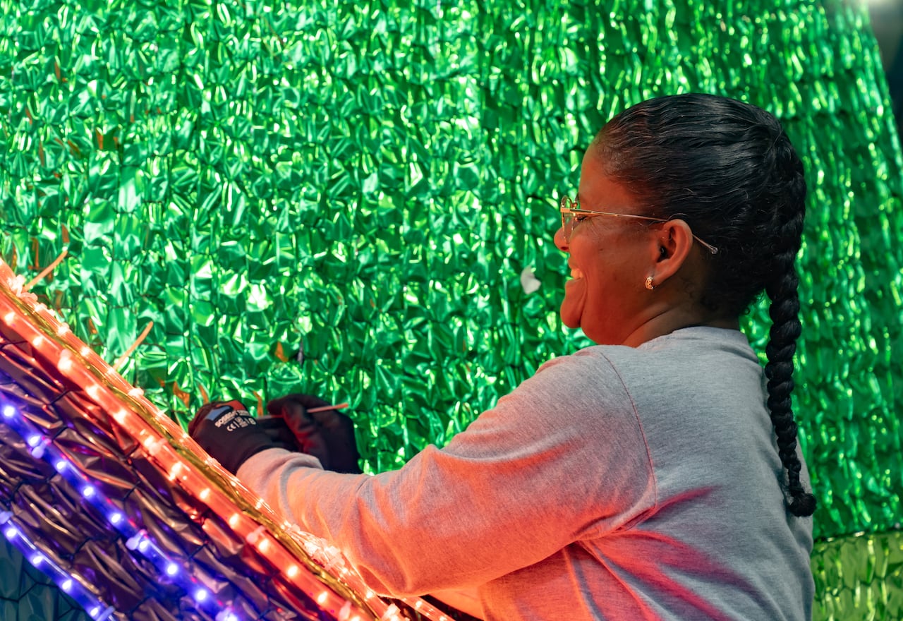 Los alumbrados de Medellín de 2025, que fueron tejidos a mano por 150 artesanas, madres cabeza de familia