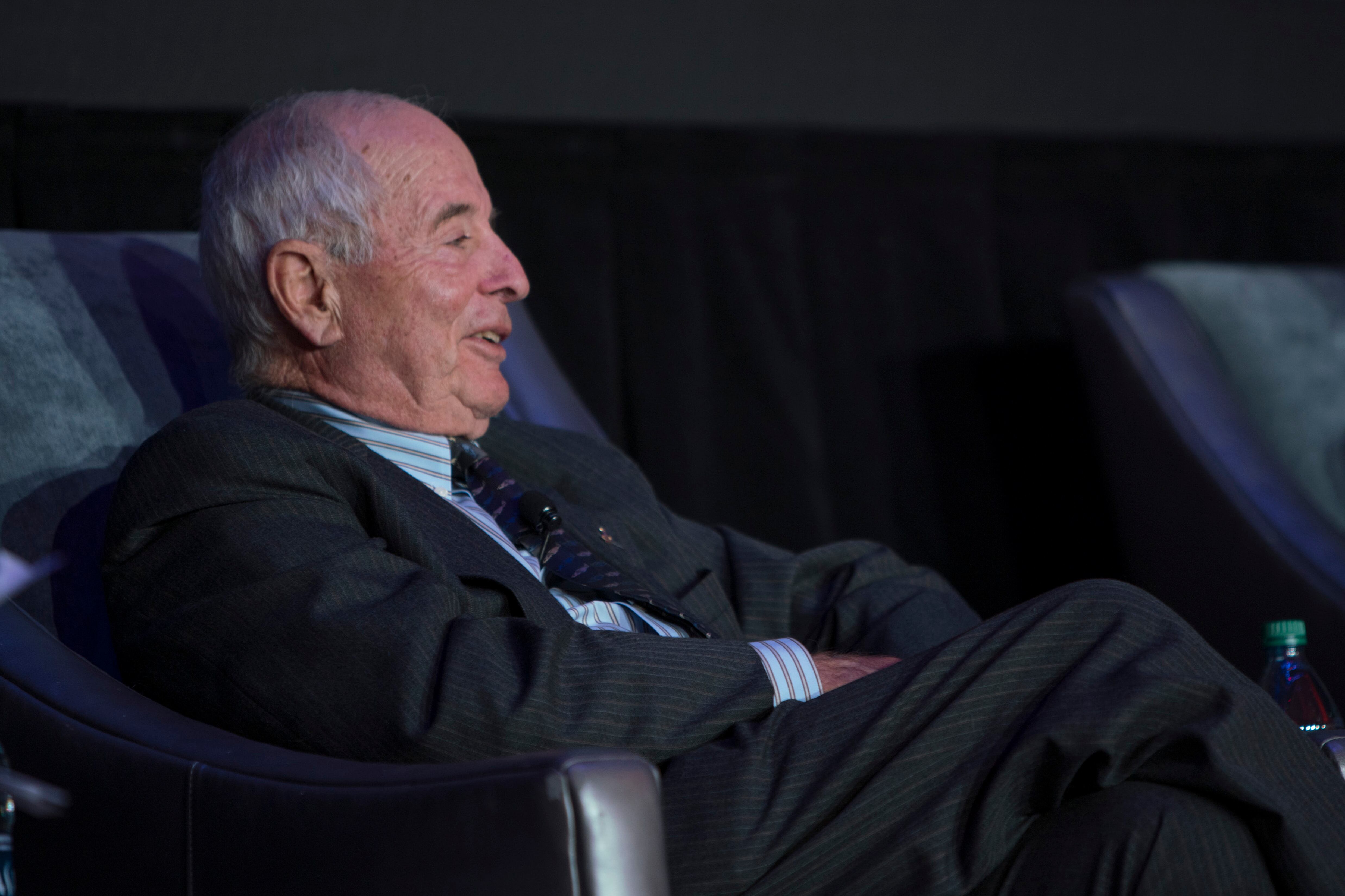 Primer plano del astronauta estadounidense William Anders, de la misión Apolo 8 de la NASA, durante una entrevista en un panel realizada en el Museo de Ciencia e Industria, Chicago, Illinois, el 5 de abril de 2018.