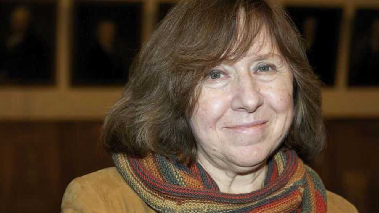 Fotografía de archivo tomada el 15 de octubre de 2013 que muestra a la escritora bielorrusa Svetlana Alexievich en el antiguo ayuntamiento de Leipzig (Alemania). La bielorrusa Svetlana Alexijevich ganó el premio Nobel de Literatura de 20015, anunció hoy la Academia Sueca. Foto: EFE/Peter Endig