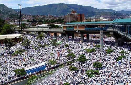 La gente comenzó a marchar en Medellín antes de la hora oficial. Desde las ocho de la mañana salieron las familias de los diferentes barrios de la ciudad para encontrarse en cualquiera de los cinco lugares dispuestos en la ciudad para marchar. Se calcula que un poco más del millón de personas llegaron hasta el norte de la ciudad, al Parque Explora y sus alrededores, para estar en el Gran Concierto Nacional. Medellín (Antioquia)