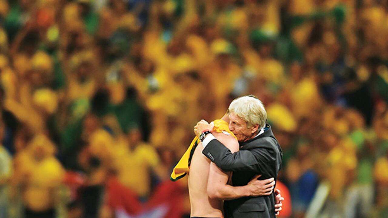 José Néstor Pékerman consuela a James Rodríguez al terminar el partido ante Brasil, en el que el equipo de casa contó con la auyuda del árbitro para acceder a semifinales.