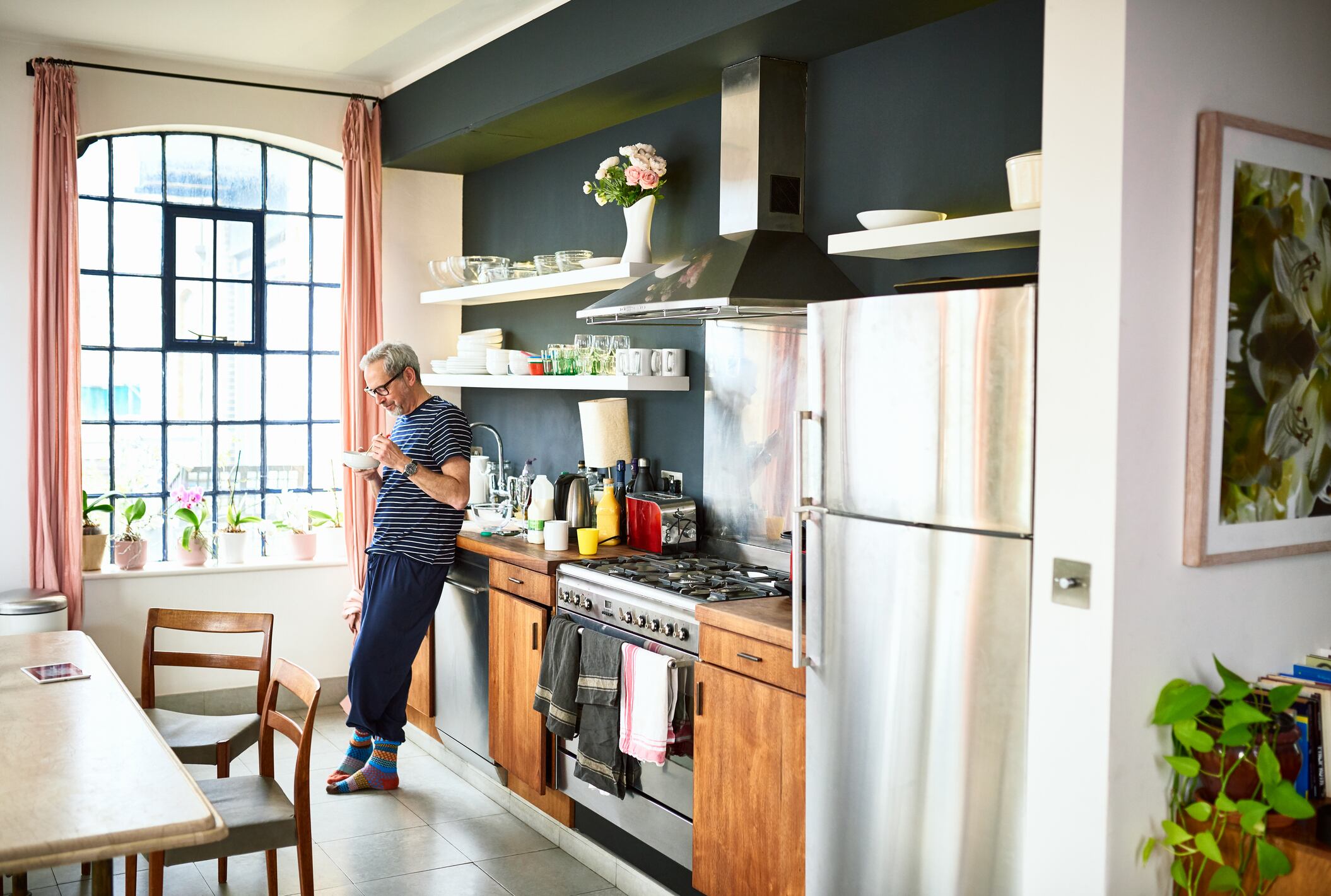 Foto de referencia de una persona comiendo en una cocina
