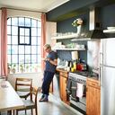 Foto de referencia de una persona comiendo en una cocina