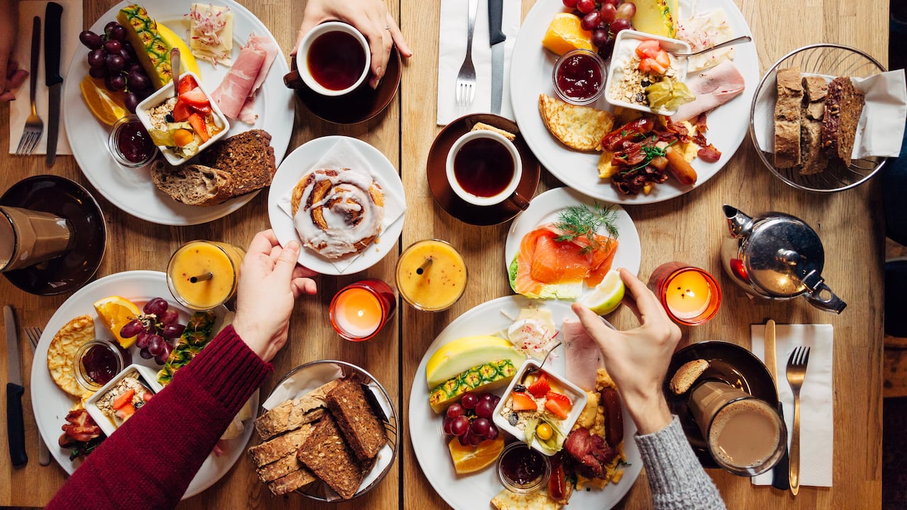 Los desayunos son la excusa perfecta para hacer una reunión con amigos y familiares en Navidad.