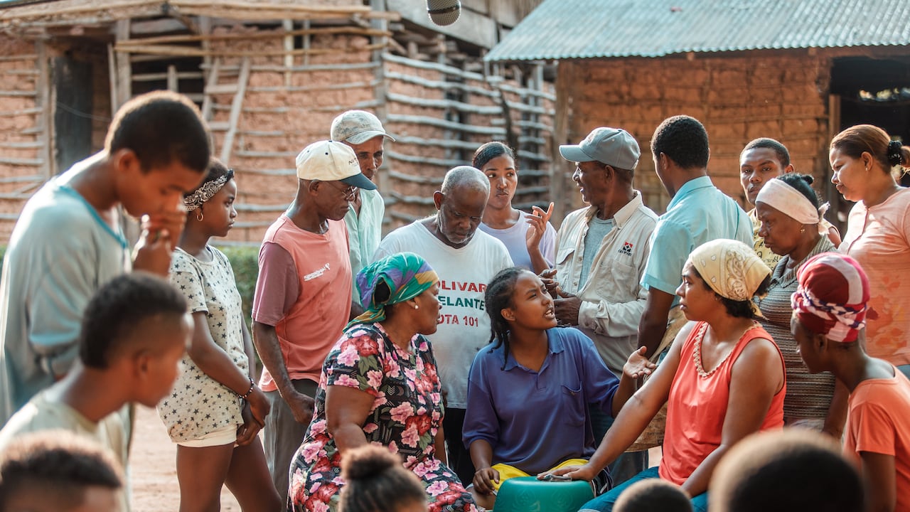 En esta imagen de 'La Suprema', película que ganó el Premio del público en FICCI 63 y ya se estrenó en cines colombianos, Laureana reúne al pueblo en torno a una causa común. Se ve fácil, no lo es.