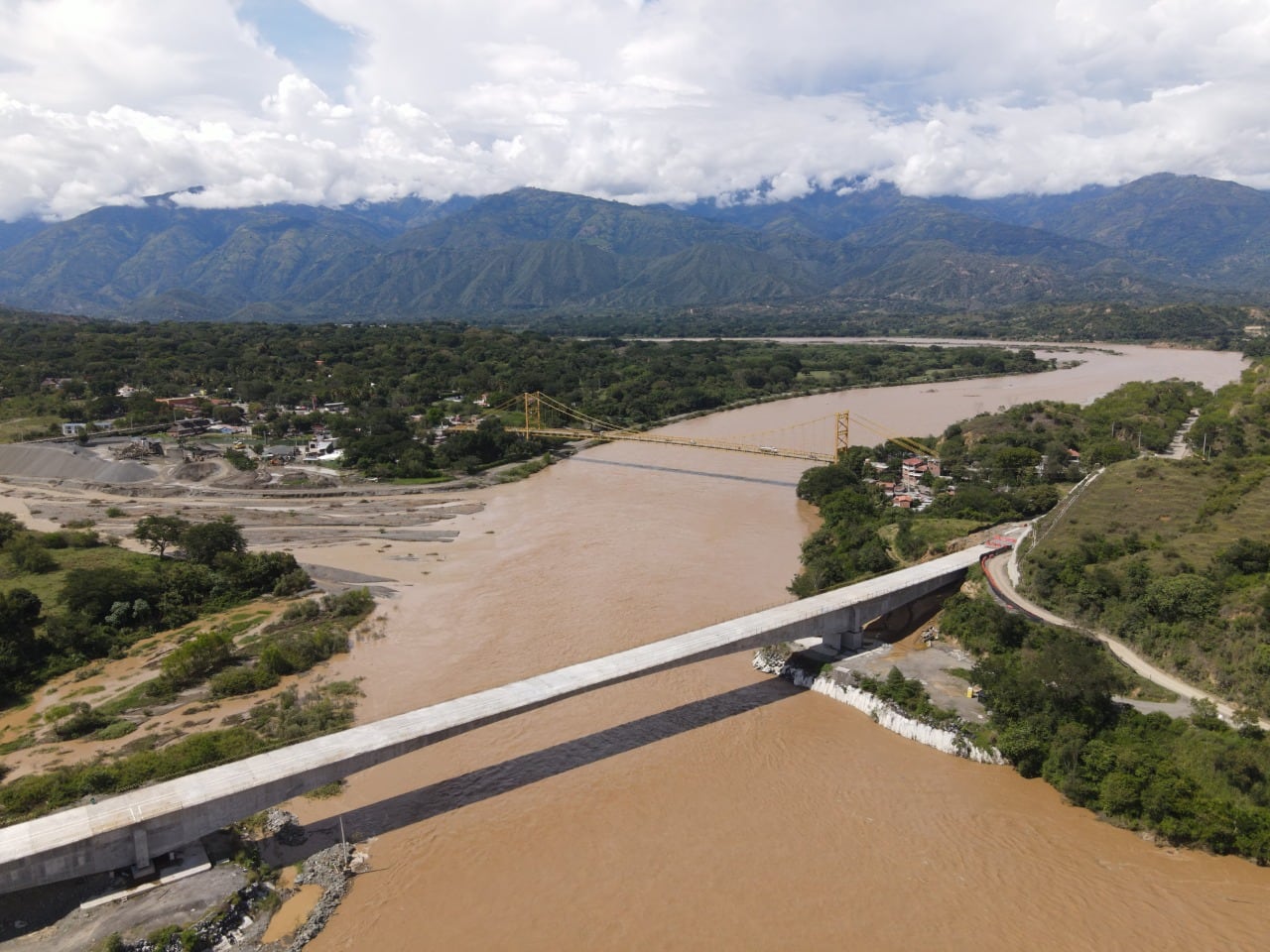 Puente sobre el río Cauca