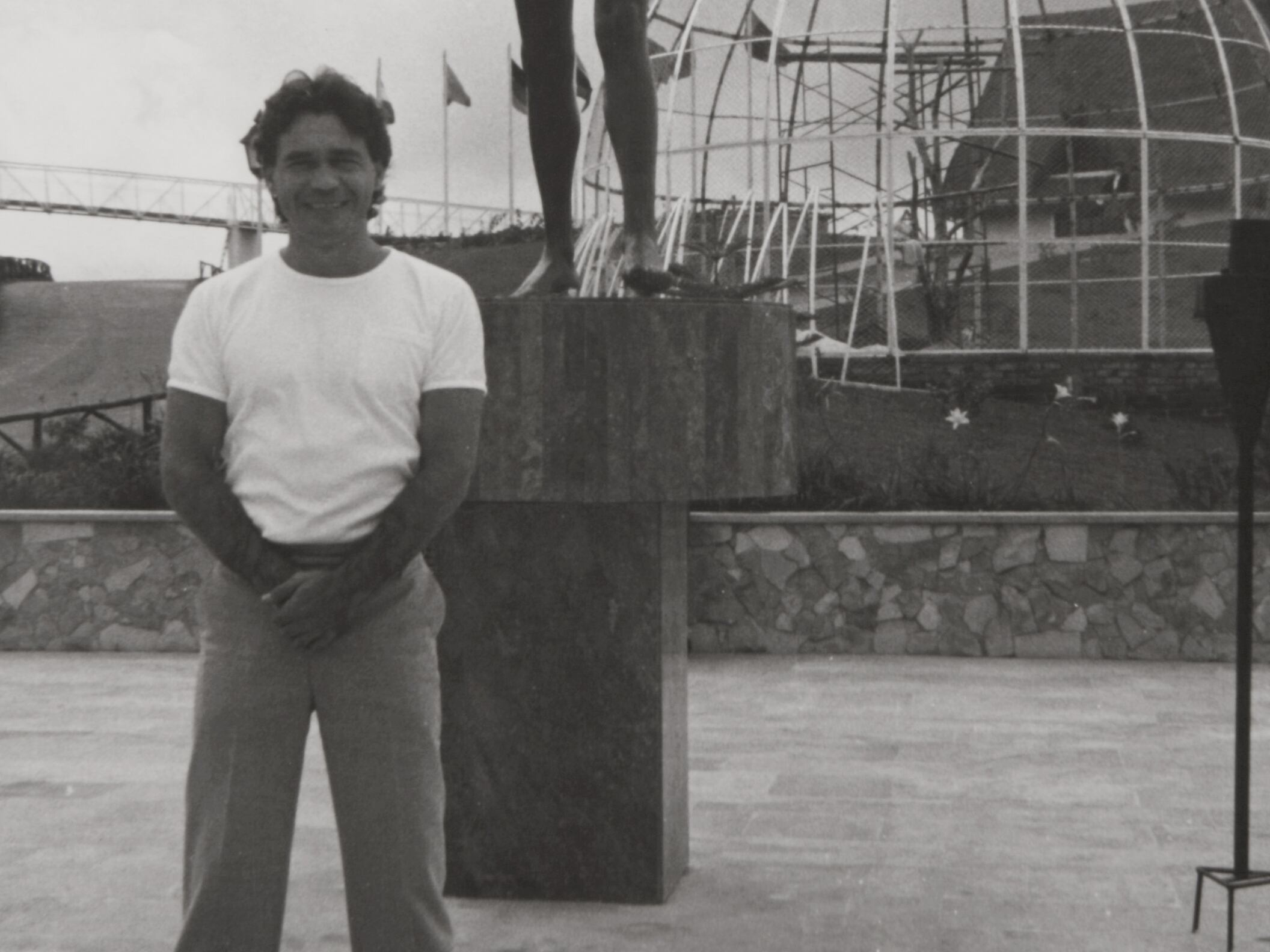 De joven se estableció en Armenia (Colombia) y creó una pensión llamada 'La Posada Alemana'. A la entrada estaba la estatua de John Lennon.