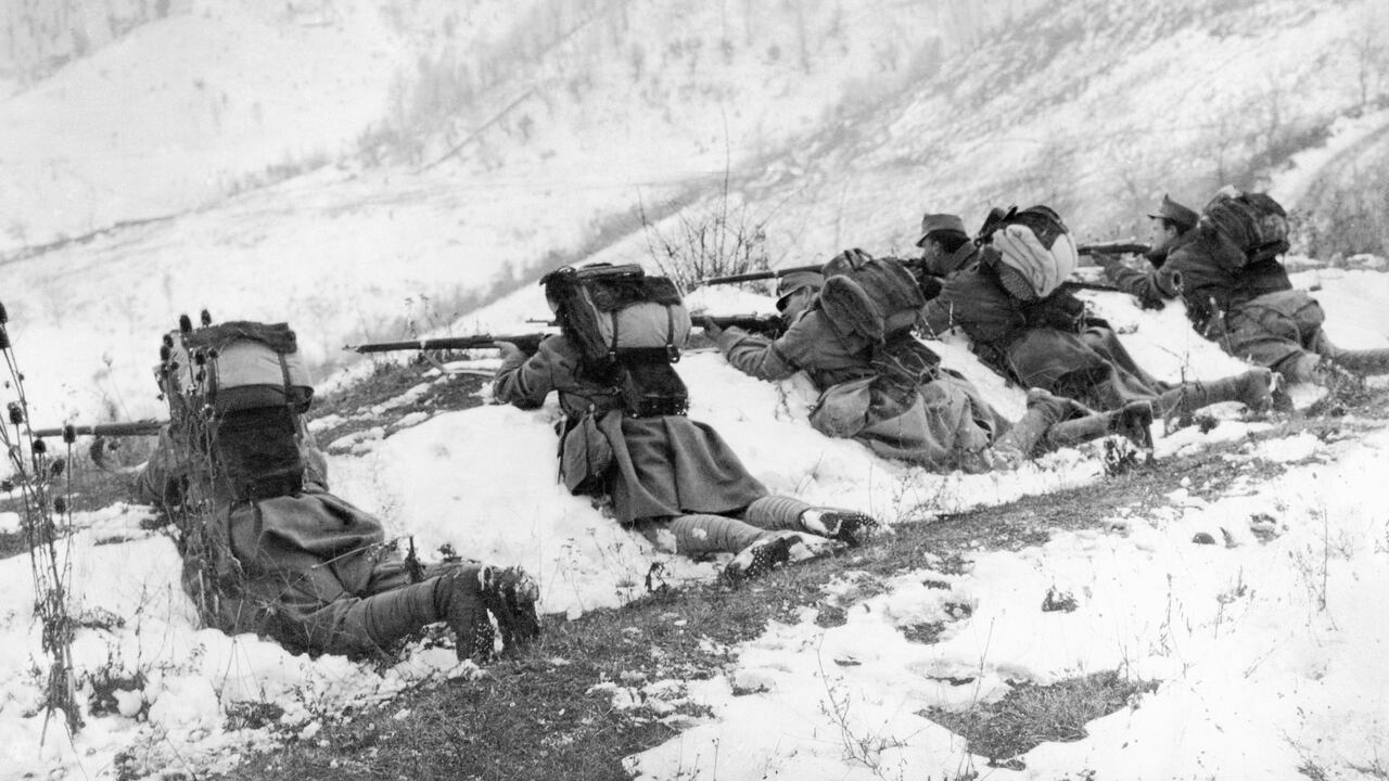 Tropas austríacas vistas aquí defendiendo la cima de una montaña durante la campaña de invierno en el frente de Montenegro. Alrededor de diciembre de 1916