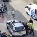 A la vivienda llegaron uniformados de la Policía Nacional; y personal paramédico que trasladó a la mujer a un centro asistencial de Tuluá.