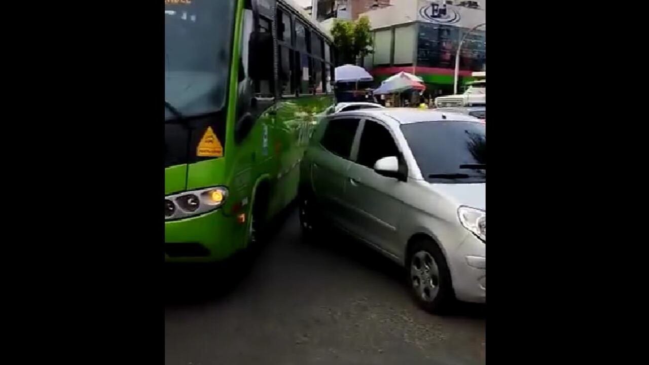 Al estacionar el vehículo en la mitad de la calle, el conductor obstaculizó el paso de buses y camiones.