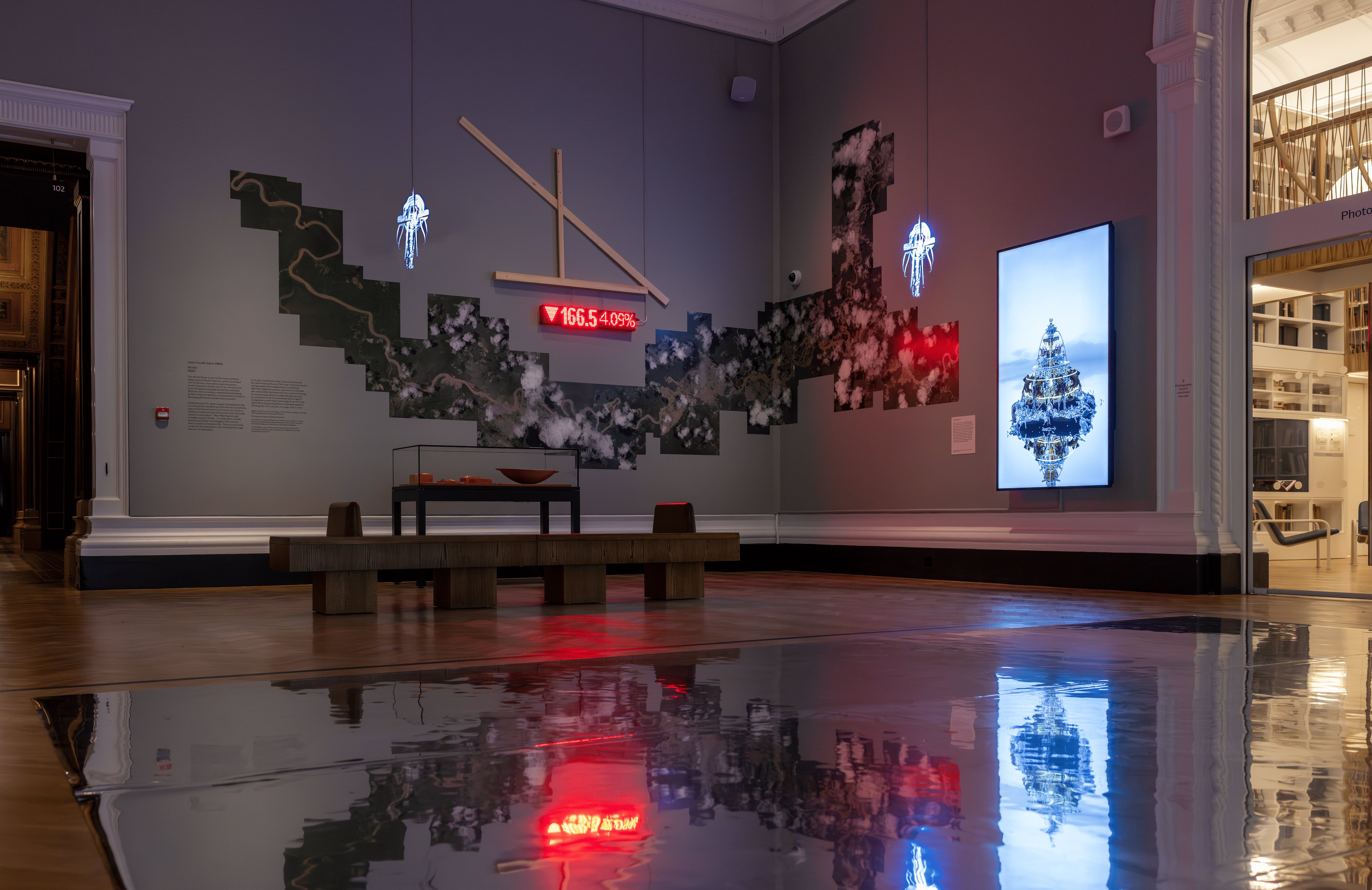 El proyecto es del artista colombiano Juan Covelli, cuarto creador en el mundo invitado a ocupar este espacio del V&A. Su obra explora las relaciones entre tecnología, patrimonio, arqueología y prácticas decoloniales, y ha sido reconocida con premios y residencias internacionales en instituciones como Ars Electronica, Somerset House Studios y con una nominación al Premio Luis Caballero.