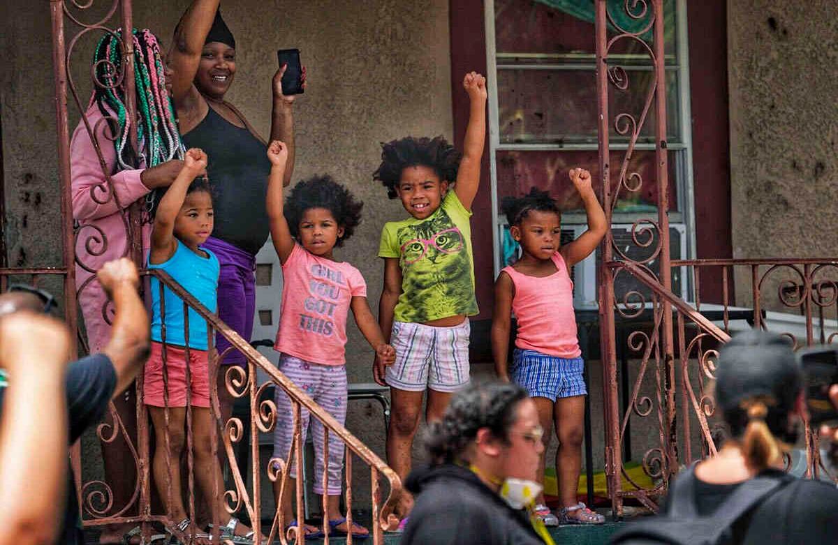Los niños también muestran su apoyo a una marcha de Black Lives Matter el domingo 31 de mayo de 2020 en Tampa, Florida. Por segundo día consecutivo, los manifestantes salieron a las calles para protestar por la muerte de George Floyd. Foto: Martha Ascencio-Rhine / Tampa Bay Times vía AP.