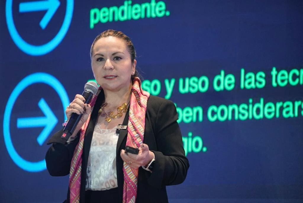 Sandra Urrutia, ministra de las TIC, habla sobre la banda ancha que instalan en las juntas de acción comunal.