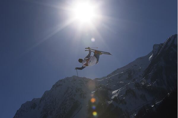 Un competidor hace un salto durante la sesión de entrenamiento de esquí como parte de la preparación para la celebración de los Juegos Olímpicos de Invierno. (AP) 