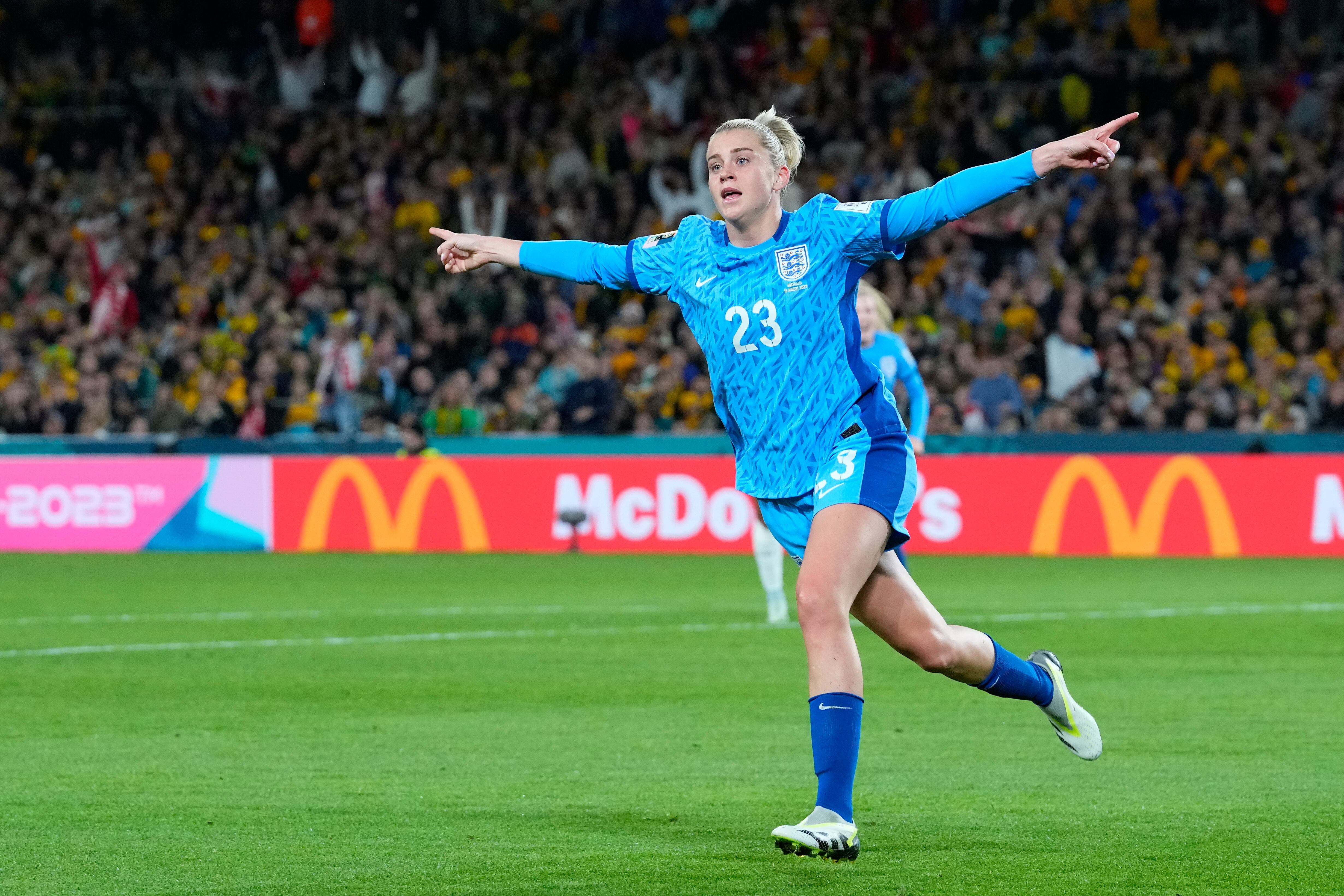 Alessia Russo de Inglaterra celebra después de anotar el tercer gol de su equipo durante el partido de fútbol semifinal de la Copa Mundial Femenina entre Australia e Inglaterra en el Estadio Australia en Sídney, Australia, el miércoles 16 de agosto de 2023. (Foto AP/Abbie Parr)