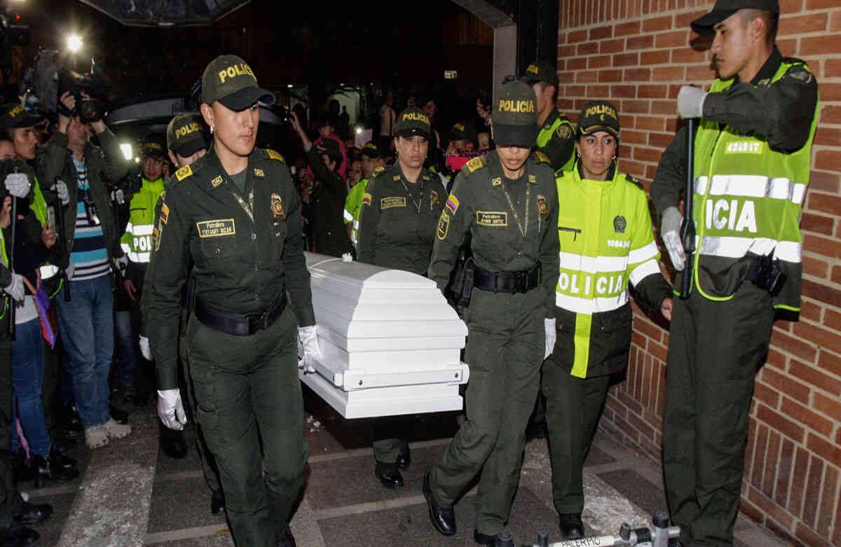 En medio de una calle de honor varias policías cargan el féretro de la niña Yuliana Samboní, de siete años de edad, en la Funeraria Los Olivos, el martes 6 de diciembre de 2016 en Bogotá. Foto: Carlos Julio Martínez / SEMANA