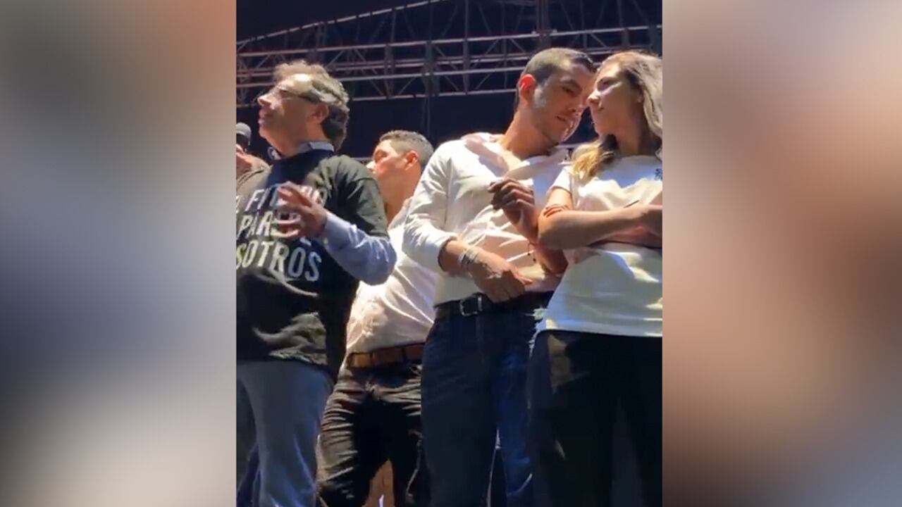 El candidato del Pacto Histórico, Álex Flórez le dio un codazo copartidaria Susana Boreal, armando la polémica en redes.