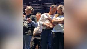 El candidato del Pacto Histórico, Álex Flórez le dio un codazo copartidaria Susana Boreal, armando la polémica en redes.