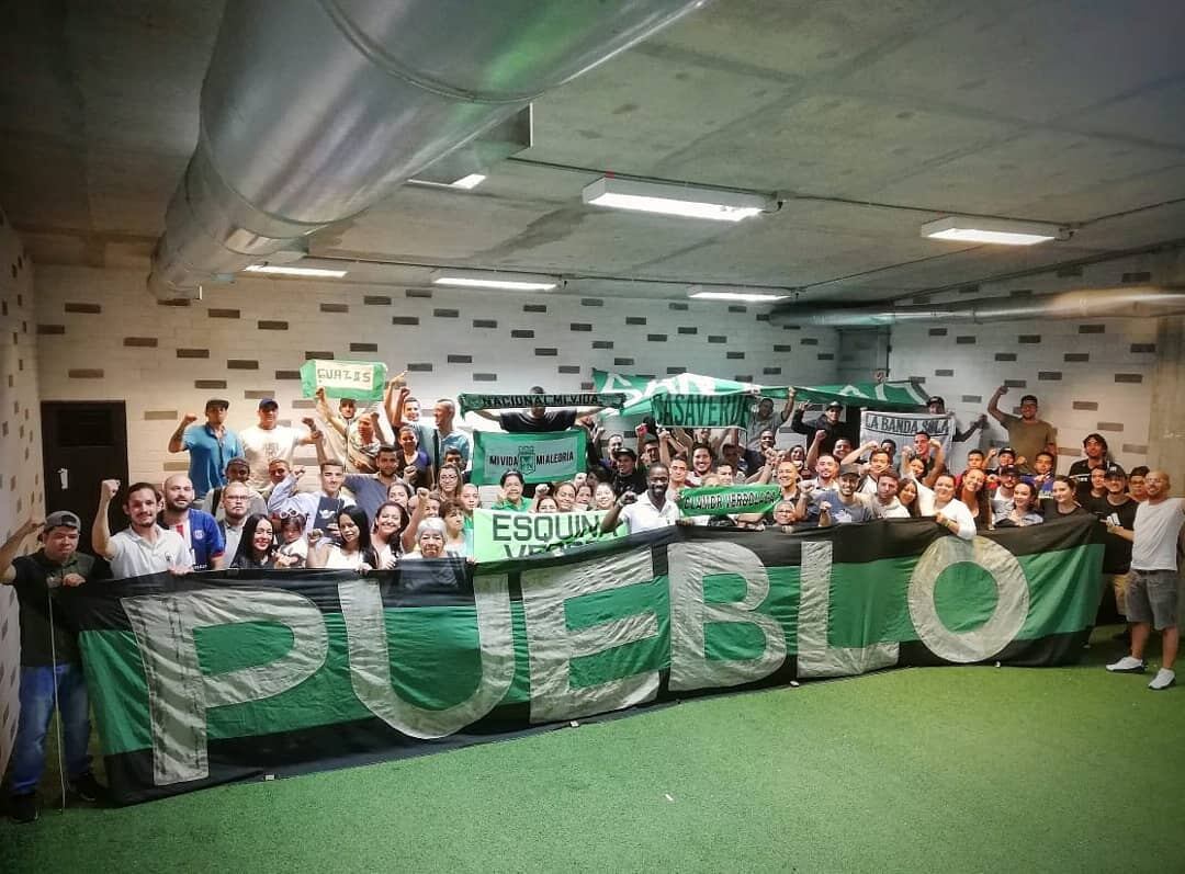 Miembros de la barra Pueblo Verdolaga al interior del Atanasio Girardot