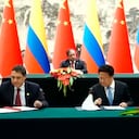 Representantes del gobierno de Colombia y China durante la firma de los acuerdos.