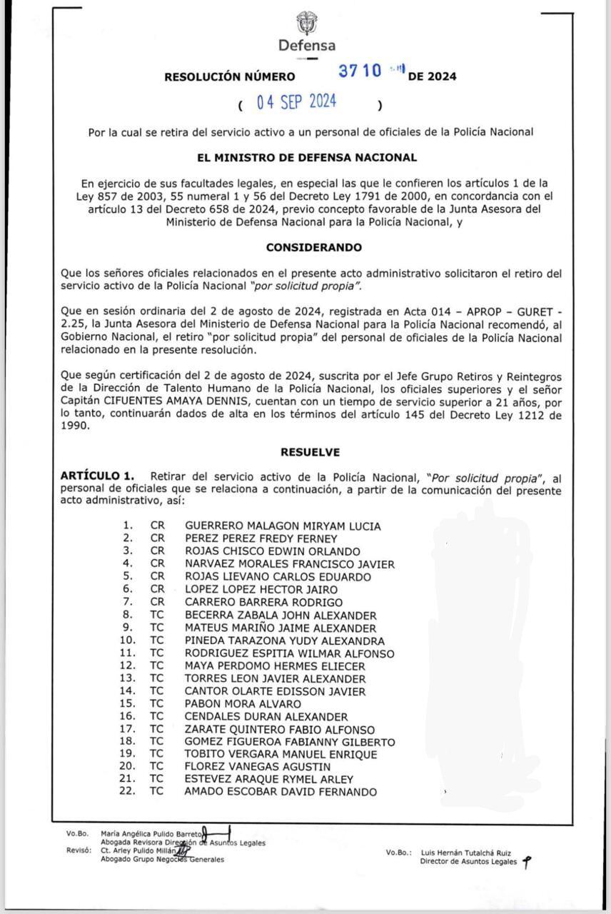 Documento del Ministerio de Defensa que confirma el retiro de 70 oficiales de Policía por voluntad propia.