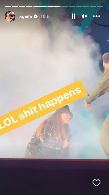 Carolina recogiendo su micrófono. Foto: Instagram @lagaita.