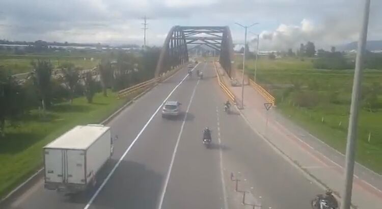 Así está la salida de Bogotá por la calle 80 tras habilitarse el paso suspendido durante varias horas por incendio.