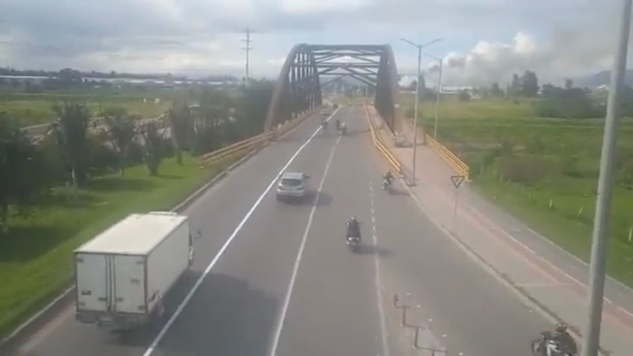 Así está la salida de Bogotá por la calle 80 tras habilitarse el paso suspendido durante varias horas por incendio.