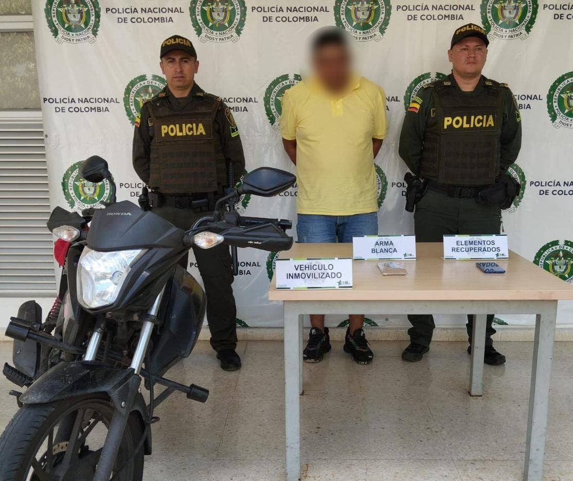 El capturado usando una navaja robó un celular.