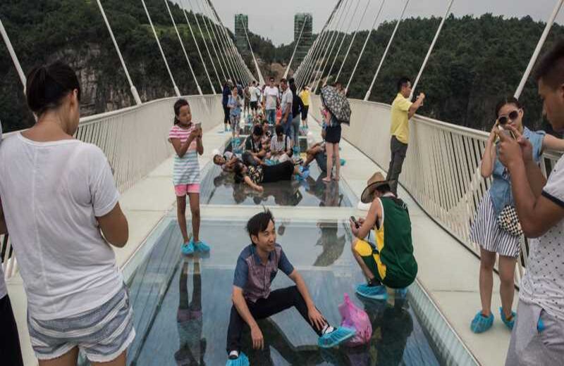 Los turistas podrán también hacer deportes de riesgo como saltos al vacío o viajes en tirolesa (canopi). Foto: AFP.