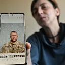 Svitlana Povar muestra una foto de su esposo Semen Povar, fallecido en combate.