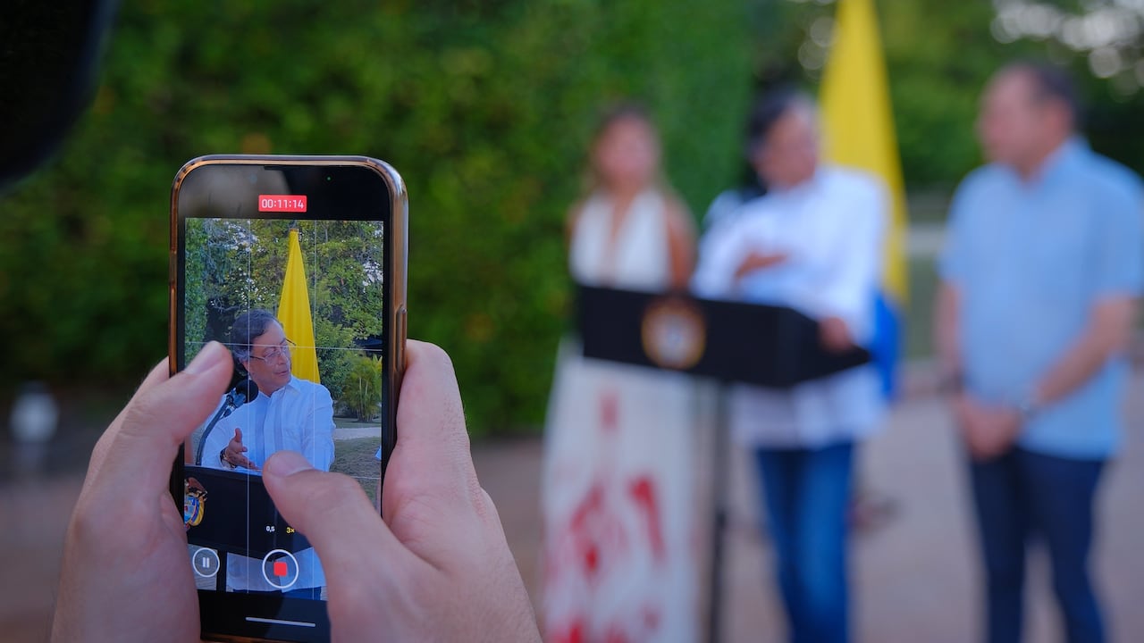 Antonella Petro, hija del presidente, Gustavo Petro (en el centro), y Antonio Sanguino, ministro de Trabajo, en Cartagena, el 29 de diciembre de 2025.