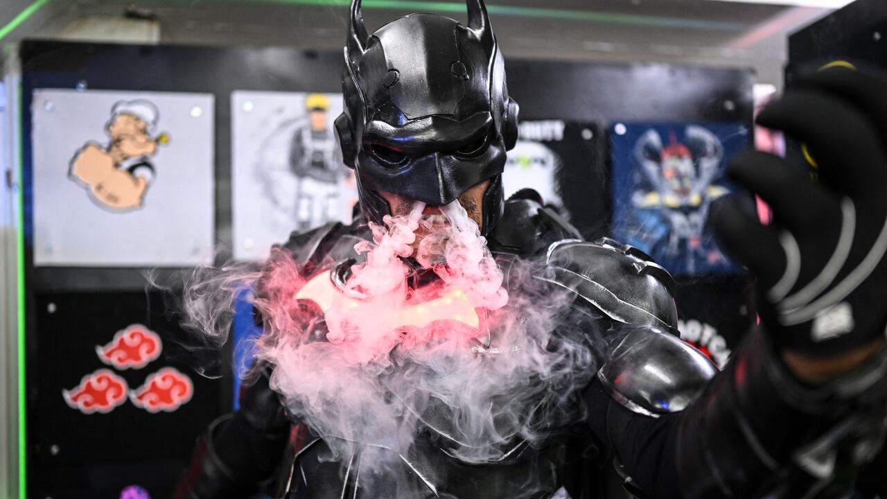 Un hombre viste un disfraz de Batman mientras se presenta en la convención Comic-Con en Caracas, el 17 de julio de 2022. (Foto de Yuri CORTEZ / AFP)