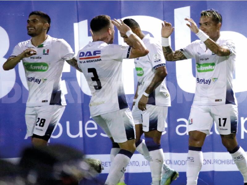 Dayro Moreno celebrando un gol con el Once Caldas