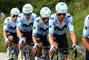 Nairo Quintana a rueda de su líder Enric Mas