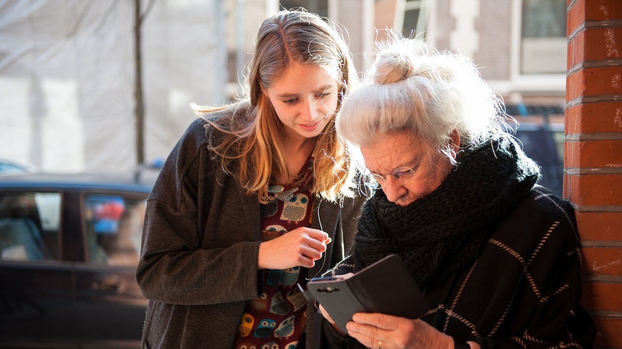 Los adultos mayores influyen a los jóvenes de manera positiva a la hora de comprar