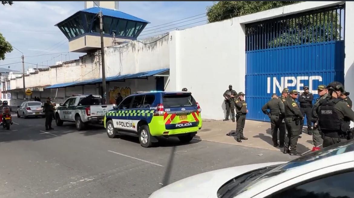 El GOES de la Policía acudió en apoyo del Inpec al penal.