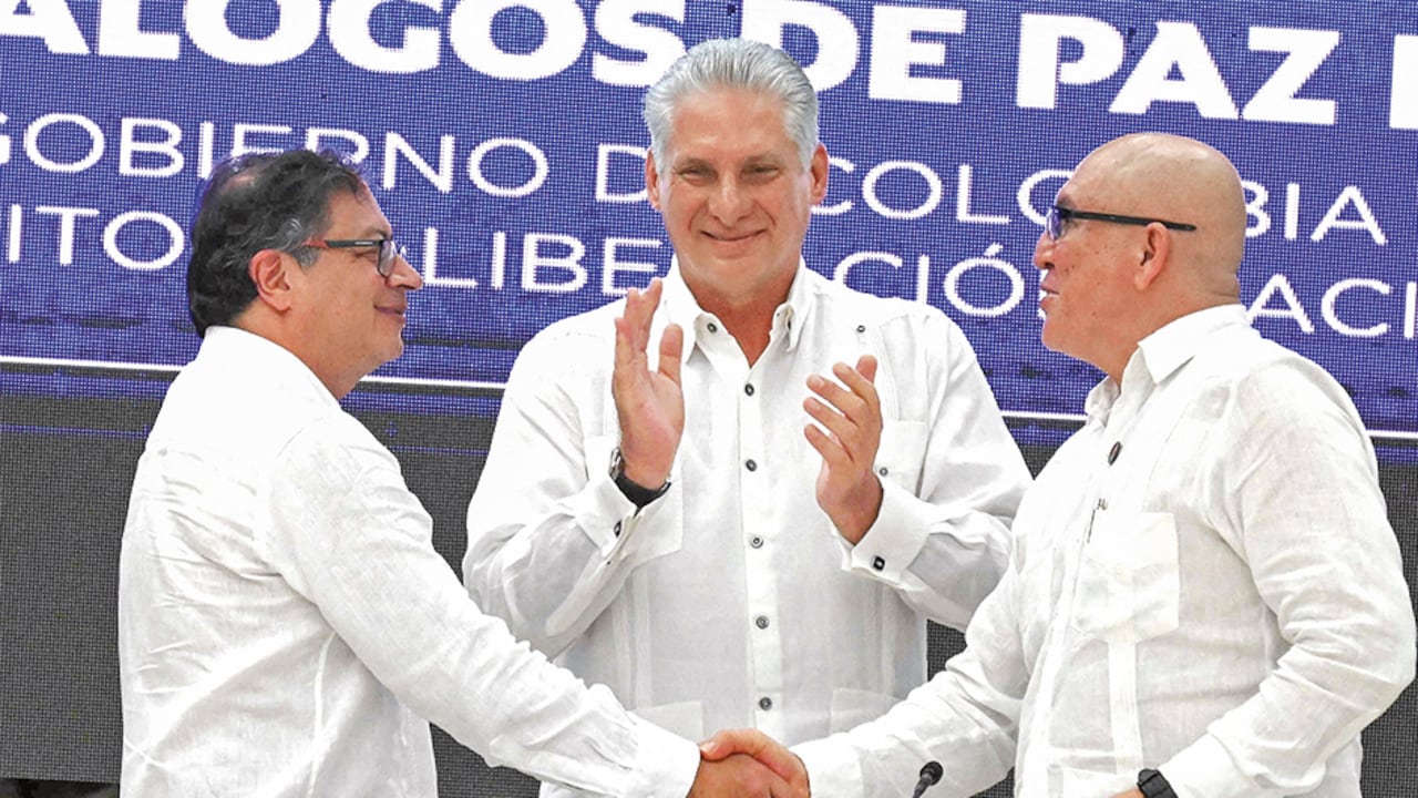 Gustavo Petro, sellando su promesa con Antonio García, comandante del ELN. Miguel Díaz-Canel, presidente de Cuba, fue el testigo principal.