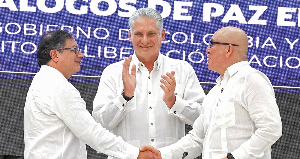 Gustavo Petro, sellando su promesa con Antonio García, comandante del ELN. Miguel Díaz-Canel, presidente de Cuba, fue el testigo principal.