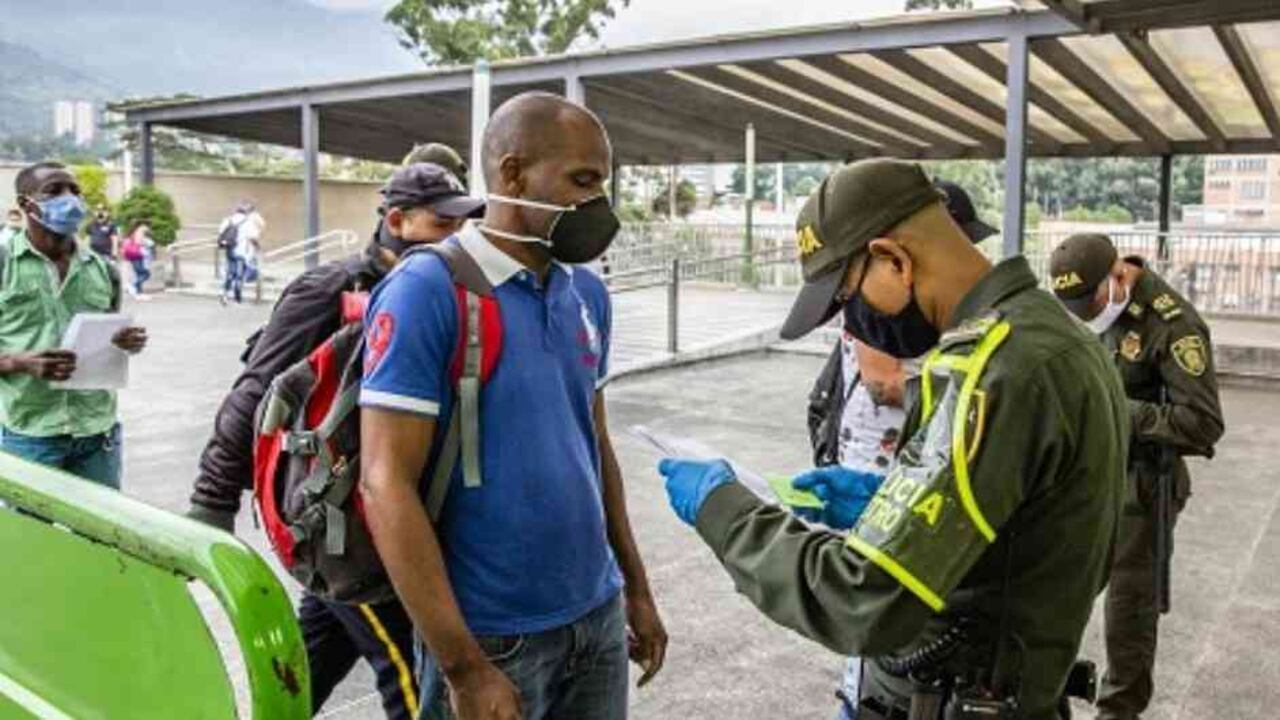 Toma de temperatura en metro de Medelín