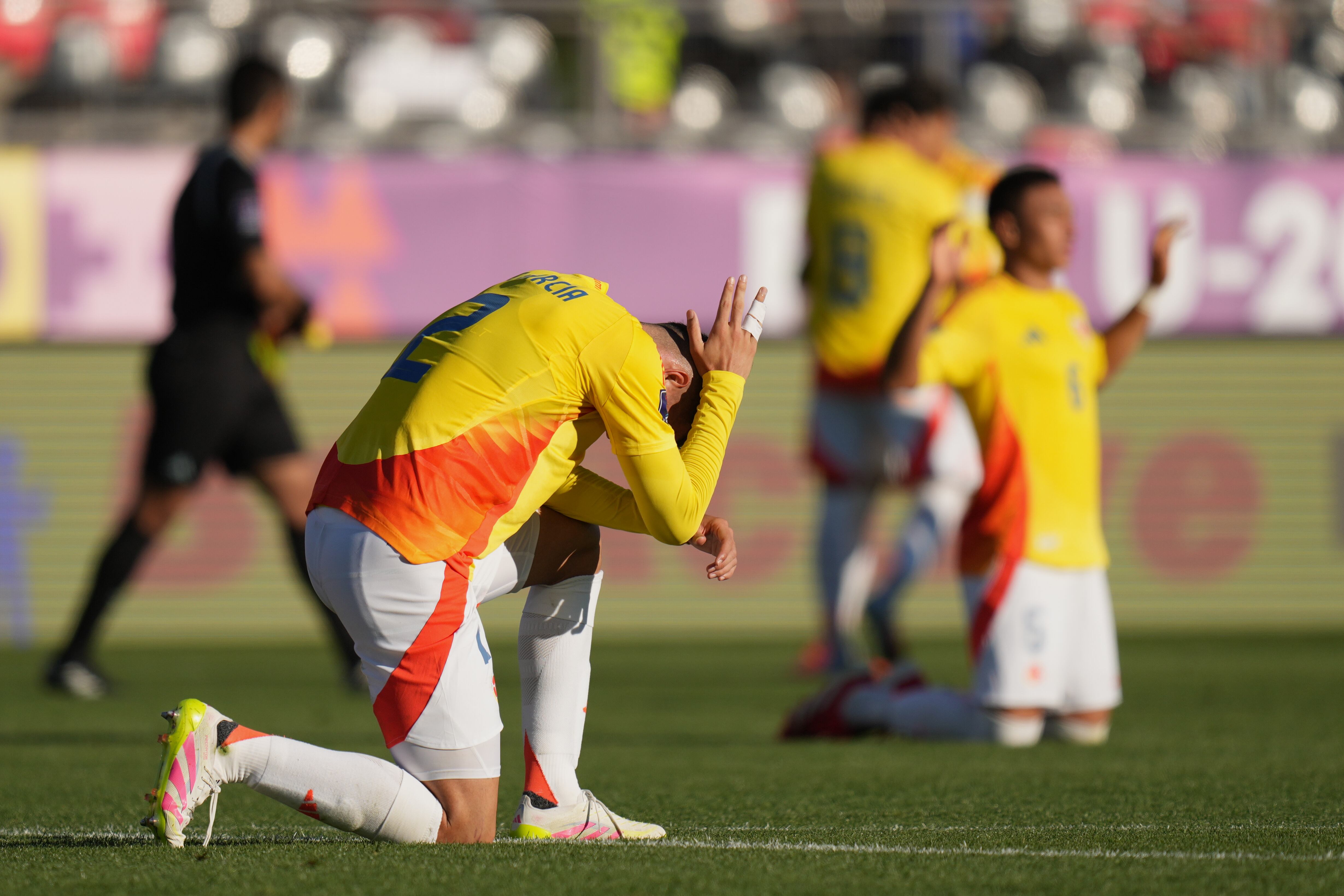 Colombia's players celebrate after their team defeated South Africa at the end of a FIFA U-20 World Cup round of sixteen soccer match at Fiscal Stadium in Talca, Chile, Wednesday, Oct. 8, 2025. (AP Photo/Andre Penner)