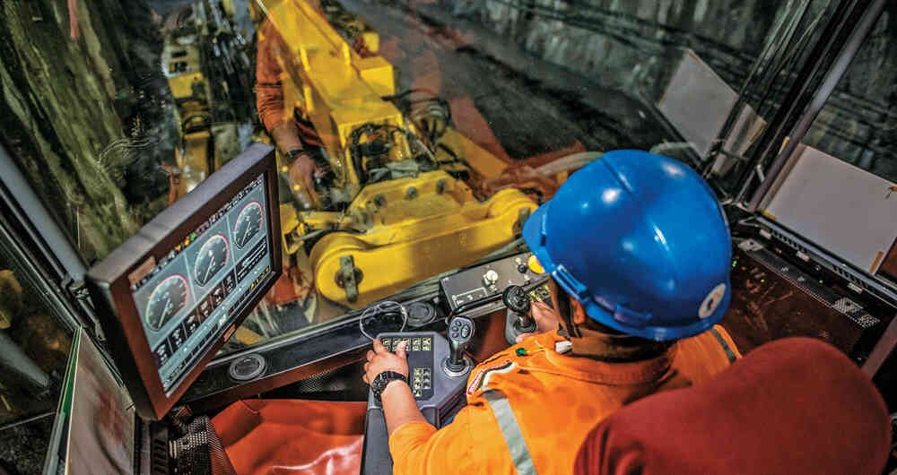 Hombres y mujeres han obtenido empleos en las obras del Túnel del Toyo.